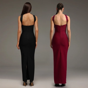 Robe maxi moulante dos nu élégante avec bretelles perlées et fente arrière en noir et bordeaux