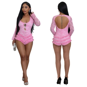 Vue avant et arrière d'un combishort en dentelle rose avec décolleté en V et volants