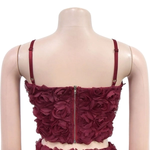 Dettaglio del crop top bordeaux con rose in chiffon 3D e chiusura lampo sul retro