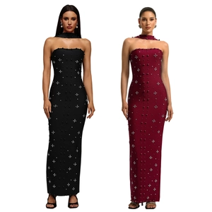 Robe longue moulante bustier élégante avec perles et étoiles en strass en noir et rouge vin