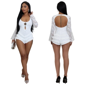 Détails d'un combishort en dentelle blanche avec décolleté en V, manches évasées et dos nu sexy