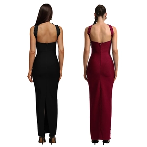 Vue arrière de robes moulantes noir et bordeaux avec dos nu et bretelles perlées