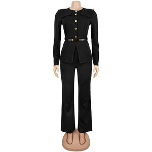 Dettaglio del set tailleur nero slim-fit con bottoni dorati e cintura con fibbia in metallo