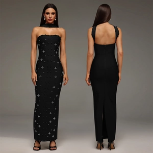 Détails avant et arrière de la robe moulante élégante avec des motifs en strass