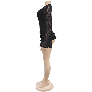 Détail du tissu en dentelle florale noire transparente avec des manches évasées sur mannequin