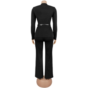 Vista posteriore dell'elegante tailleur nero da donna a due pezzi con blazer e cintura