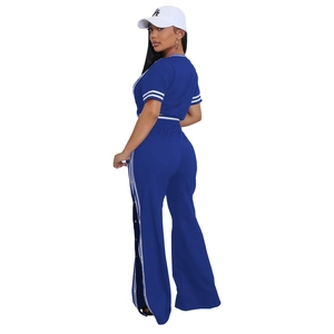 Dettaglio del set blu reale con bottoni a pressione laterali e strisce sui pantaloni