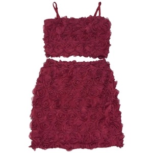 Dettaglio della trama a petali di rosa 3D su questo completo bordeaux a due pezzi con gonna