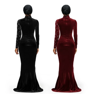 Vue arrière de robe sirène en velours avec manches perlées en noir et bordeaux
