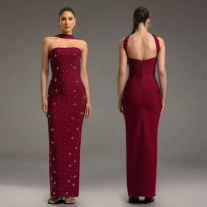 Détails de robe de soirée bordeaux avec embellissements en strass et fermeture éclair