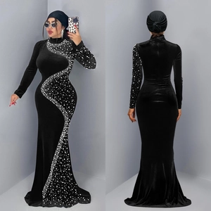 Vue avant et arrière de la robe de soirée élégante en velours noir ornée de strass brillants