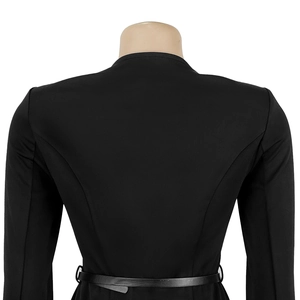 Dettaglio della maglia nera a maniche lunghe con cintura sottile in pelle e fibbia