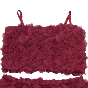 Dettaglio del crop top bordeaux con trame di petali di rosa 3D in mesh