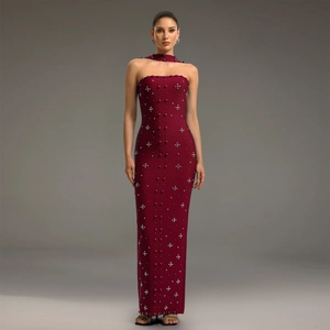 Robe moulante bordeaux élégante avec perles et tour de cou assorti pour soirée