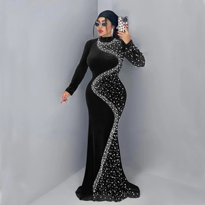 Robe de soirée élégante en velours noir à manches longues et motifs strass blancs