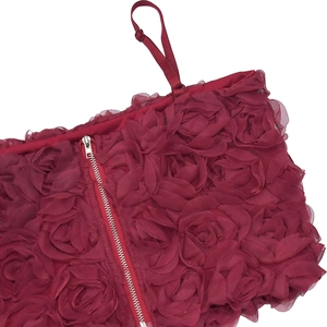 Dettaglio del completo bordeaux con petali di rosa 3D e cinturino regolabile