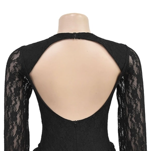 Détail de la combinaison en dentelle noire avec dos nu et broderies florales fines