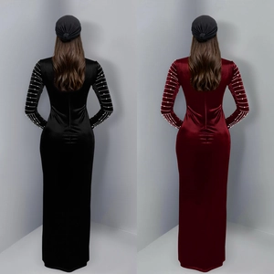 Elegante abito lungo in velluto attillato con maniche decorate in nero e bordeaux