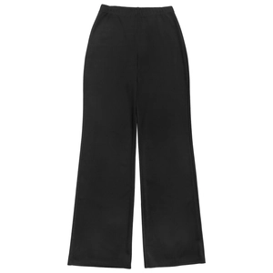 Dettaglio dei pantaloni neri a gamba larga con vita alta elastica per uno stile casual