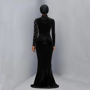 Détail de robe sirène en velours avec manches perlées et turban assorti pour la soirée