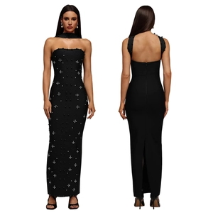 Détail d'une robe moulante noire élégante avec strass et design dos nu sophistiqué