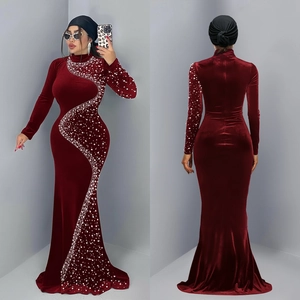 Détails de la robe en velours bordeaux avec motifs élégants de strass et coupe ajustée
