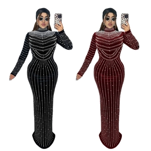Elegante abito lungo in velluto da donna con maniche lunghe e decorazioni di perle