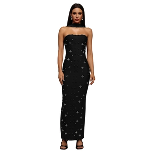 Détails de robe moulante noire élégante avec perles verticales et motifs floraux en croix