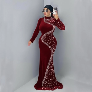 Robe de soirée élégante en velours rouge profond à manches longues et strass brillants