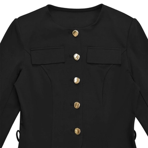 Dettaglio della giacca nera slim fit con bottoni in metallo dorato e tasche con patta