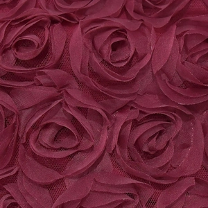 Dettaglio ravvicinato di tessuto con rose 3D rosso vino e fiori in rete per abiti femminili