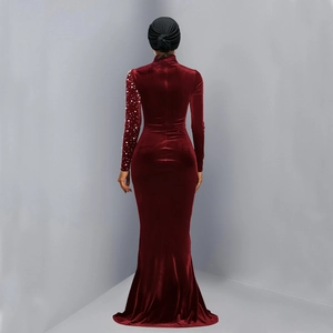 Vue arrière d'une robe de soirée en velours bordeaux avec perles sur la manche et silhouette