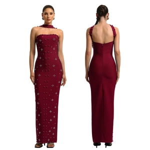 Détails de la robe de soirée bordeaux avec strass et décorations en perles