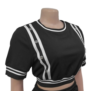 Dettaglio del crop top con strisce a contrasto bianche e bottoni metallici argentati