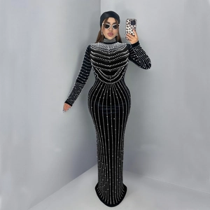 Elegante abito lungo in velluto nero con perle bianche, maniche lunghe e collo alto