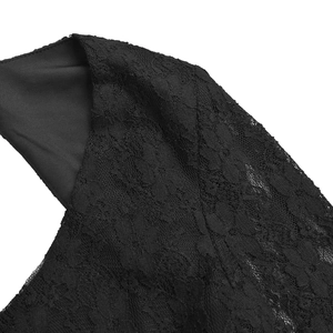 Vue détaillée de la dentelle florale délicate et de la doublure noire lisse du vêtement
