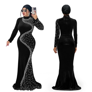 Détail d'une élégante robe de soirée en velours noir avec motifs strass étincelants en S