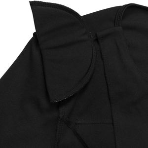 Dettaglio del set in maglia nera con doppie cuciture fini e inserto decorativo applicato