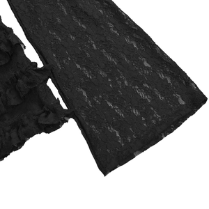 Détail de la dentelle noire délicate et des manches à volants de ce combishort