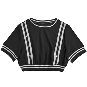 Dettaglio crop top nero con finiture a costine e bottoni argentati decorativi