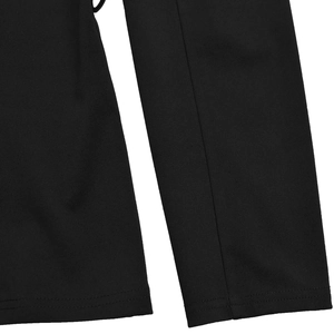 Dettaglio del tessuto twill nero con doppia cucitura professionale sull'orlo del capo