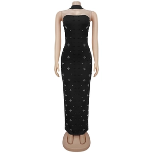 Détail de la robe moulante noire élégante avec strass argentés et tour de cou assorti