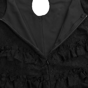 Détail d'une combinaison en dentelle noire avec découpe goutte et fermeture éclair invisible