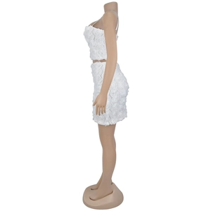 Vista laterale dettagliata del set gonna e crop top con rose 3D in colore bianco