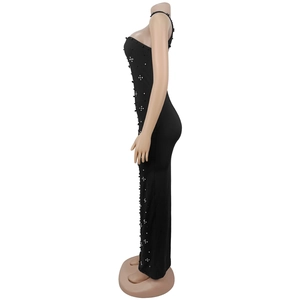 Détail de strass argentés géométriques sur une robe de soirée fourreau noire élégante