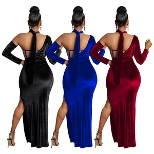 Vue arrière de robes de soirée en velours noir, bleu et rouge avec dos nu et fente haute