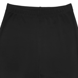 Dettaglio di leggings neri a vita alta con tessuto elastico e cuciture rinforzate