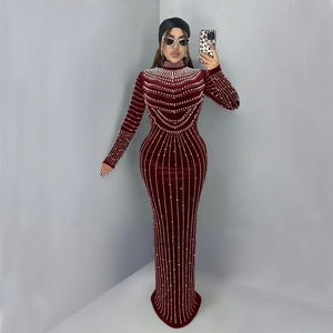 Elegante abito lungo in velluto bordeaux da donna con raffinate decorazioni in perle bianche