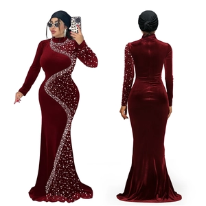 Détails de robe longue en velours bordeaux avec motifs élégants de vagues en strass