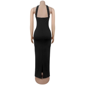 Vue détaillée du dos d'une robe noire moulante avec licou et bretelles perlées